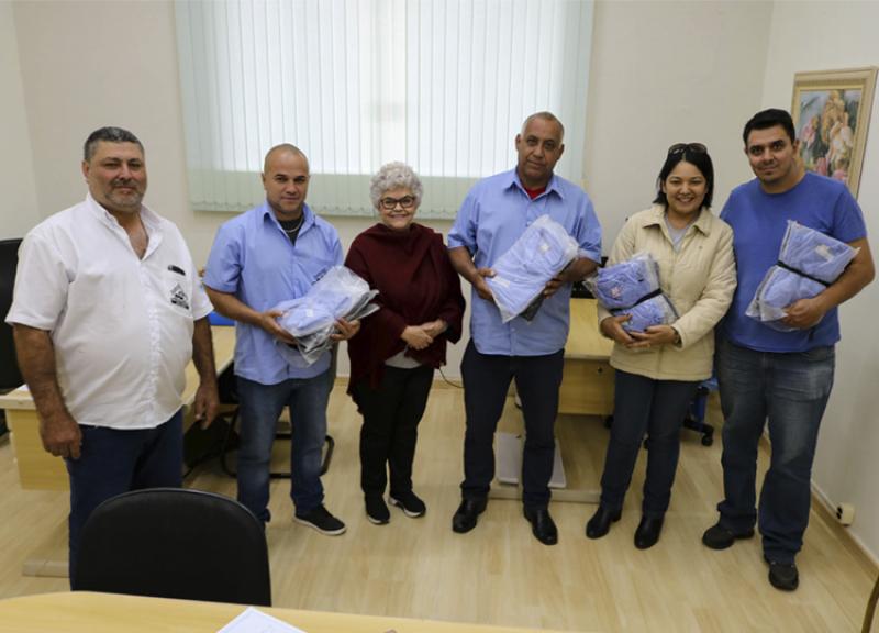 Secretária Dulce entrega uniformes a servidores 