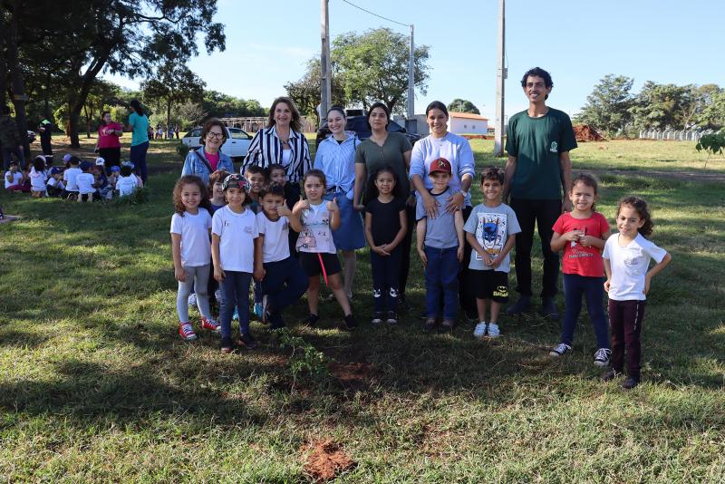 Plantio Árvores no Parque das Águas