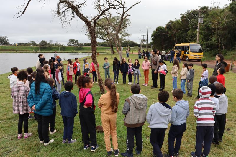 Plantio de árvores no Parque Das Águas