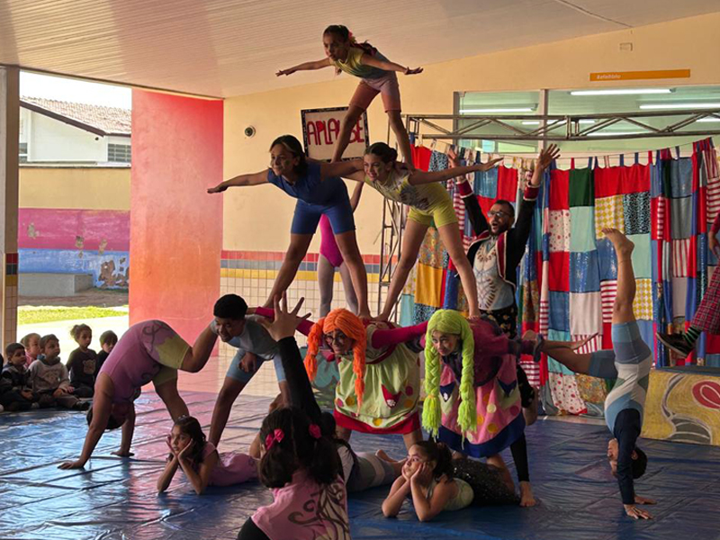 EMEI “O Pequeno Polegar” é palco de espetáculo circense que encanta alunos
