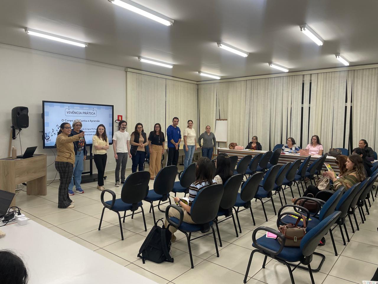 Professores da Rede Municipal participam de formação sobre brincadeiras cantadas na alfabetização