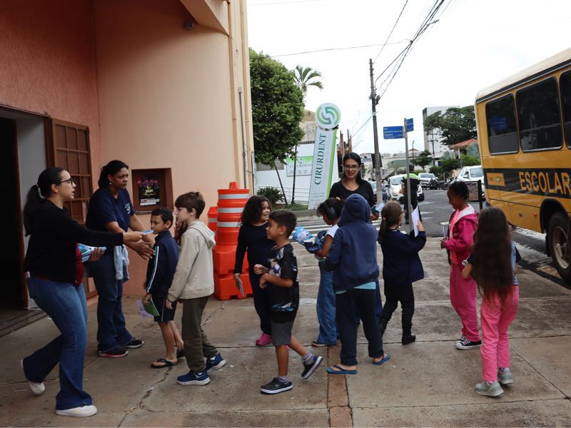 Circuito Cultural leva 800 estudantes ao teatro para vivenciar arte, criatividade e poesia visual
