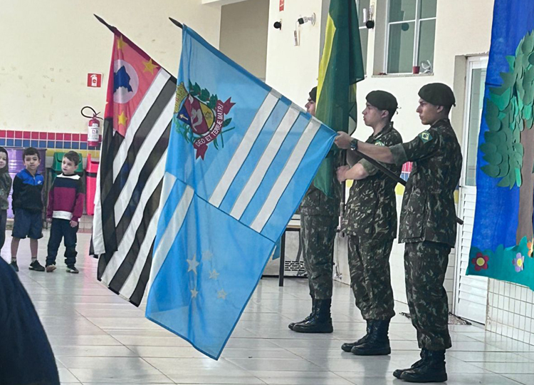 EMEI “O Pequeno Polegar” celebra Dia do Soldado com visita especial do Tiro de Guerra