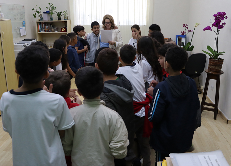 Alunos do 5º Ano da EMEIF Prof. João de Castro visitam Secretaria da Educação para Diálogo Enriquecedor