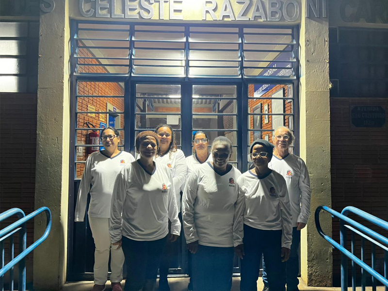 Alunos da EJA recebem uniformes escolares em Assis