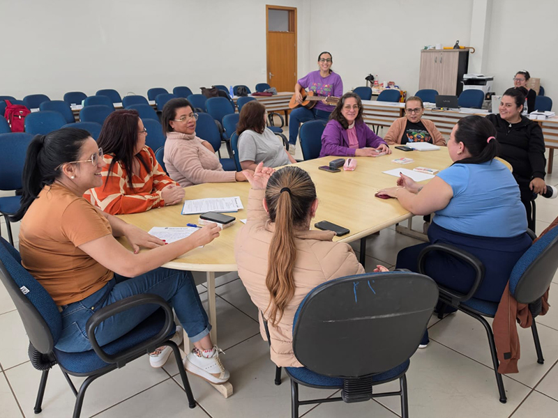 Professores do projeto de reforço escolar participam de capacitação em Arte e Alfabetização