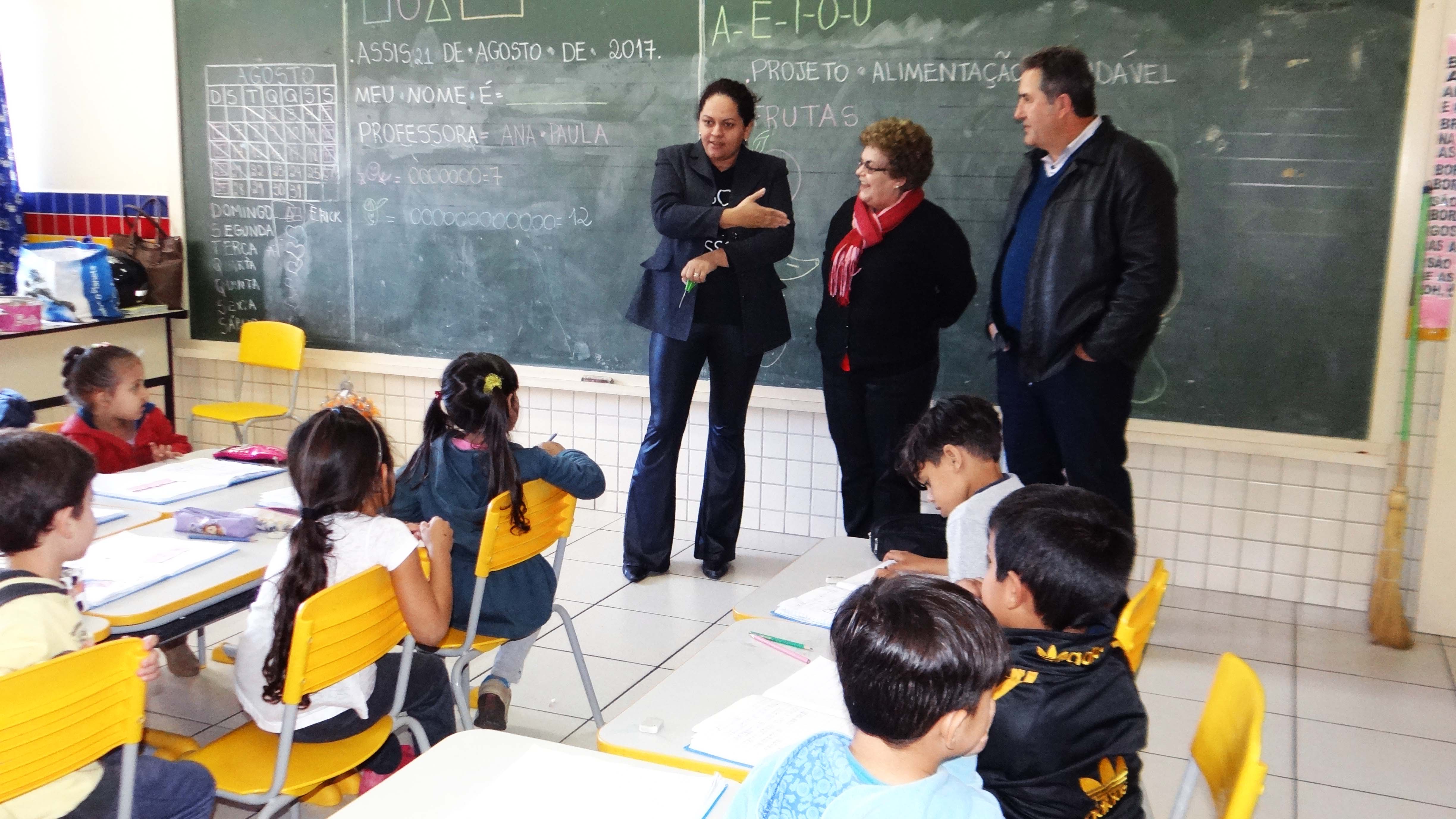 Secretria da Educao visita escola premiada pela Fundao Victor Civita