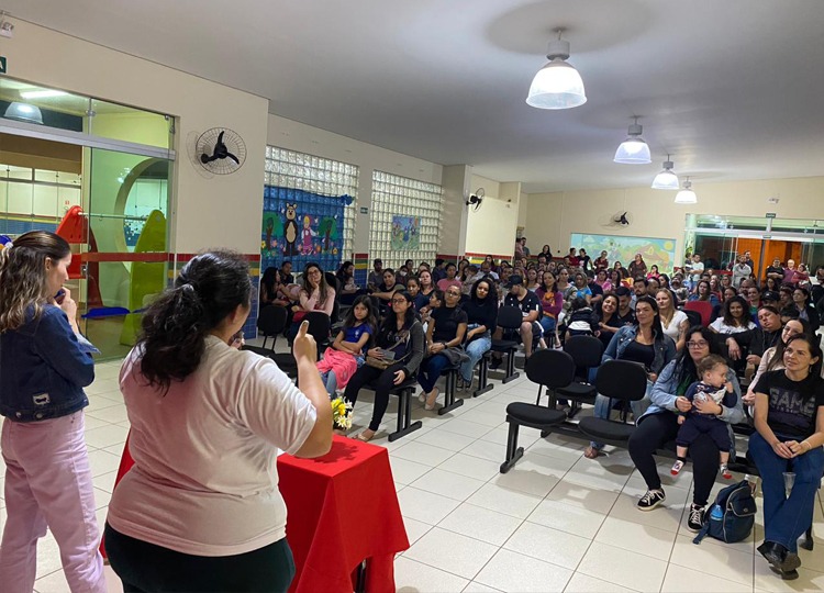 Reunio de Pais da creche municipal Bambalalo contou com a participao das psiclogas representantes da Campanha Maio Furta-Cor