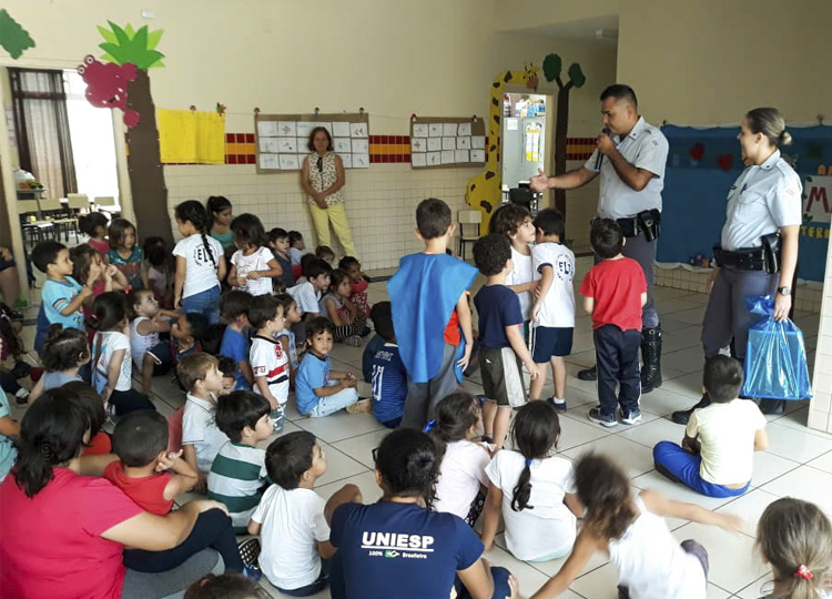 Projeto da EMEI Eunice de Lima Silveira recebe policiais rodovirios na escola