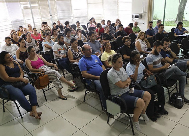Brigada de funcionrios da Educao contra a Dengue recebe orientao de agentes de Endemias 