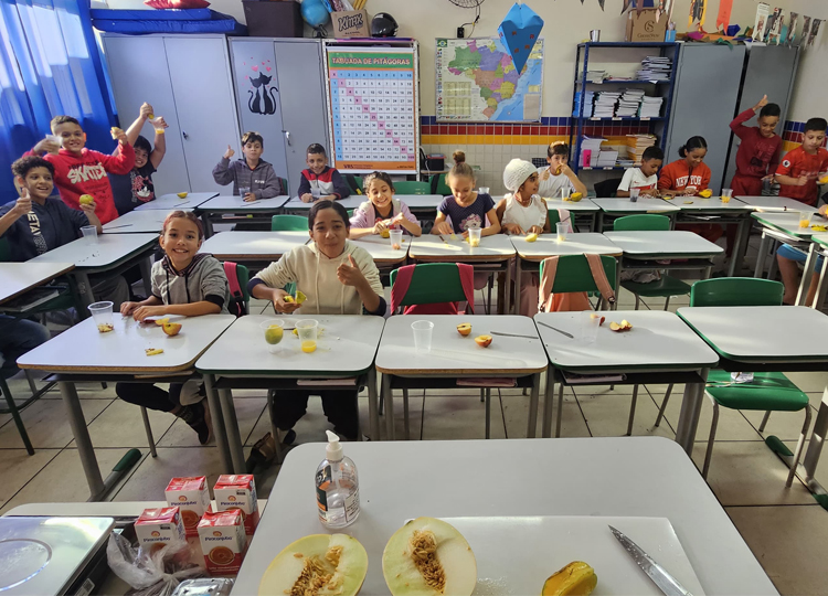 AULA PRÁTICA NA EMEIF CORALY JÚLIA: ALUNOS TRANSFORMAM FRUTAS EM APRENDIZADO INTERDISCIPLINAR