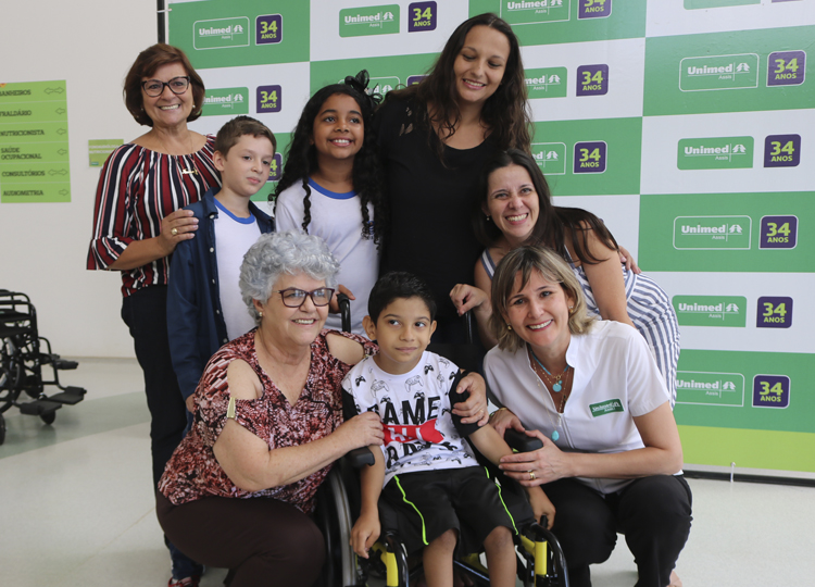 Campanha Eu Ajudo na Lata finaliza aes do ano com doao de cadeiras de rodas