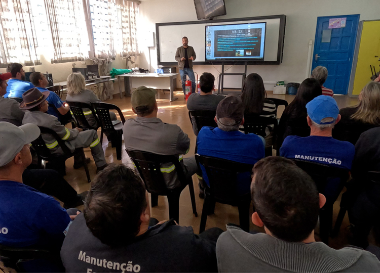 Treinamento de brigada de incêndio para os servidores municipais, juntamente com os da escola e departamento de manutenção