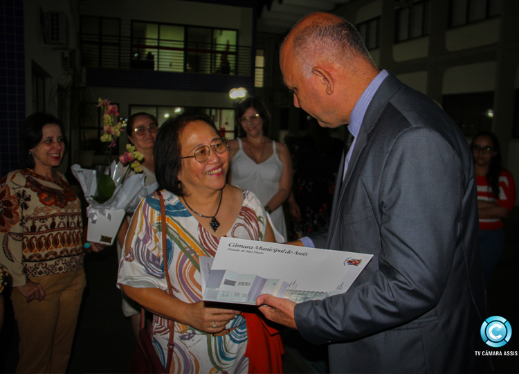 Supervisora de Ensino Ester Toshiko Doi é Homenageada com Moção de Aplausos na Câmara Municipal