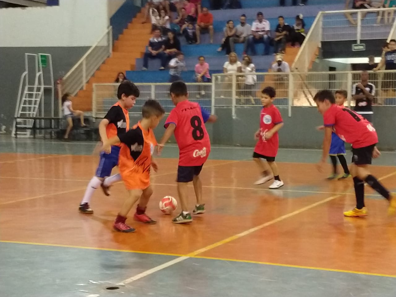 Prefeitura oferece na EMEIF Coraly Jlia aulas de futsal do PV48