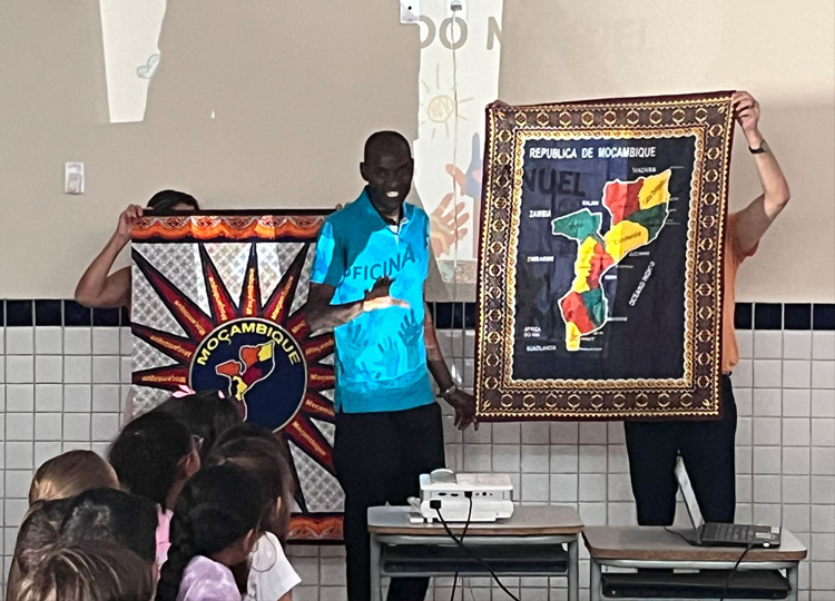 Alunos da EMEIF Prof. Firmino Leandro vivenciam cultura africana em visita especial de professor moçambicano