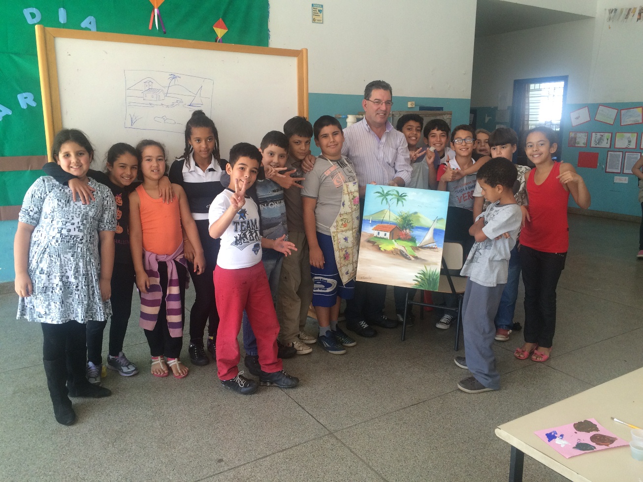 Escola Municipal recebe visita do pintor Marcos Maroubo