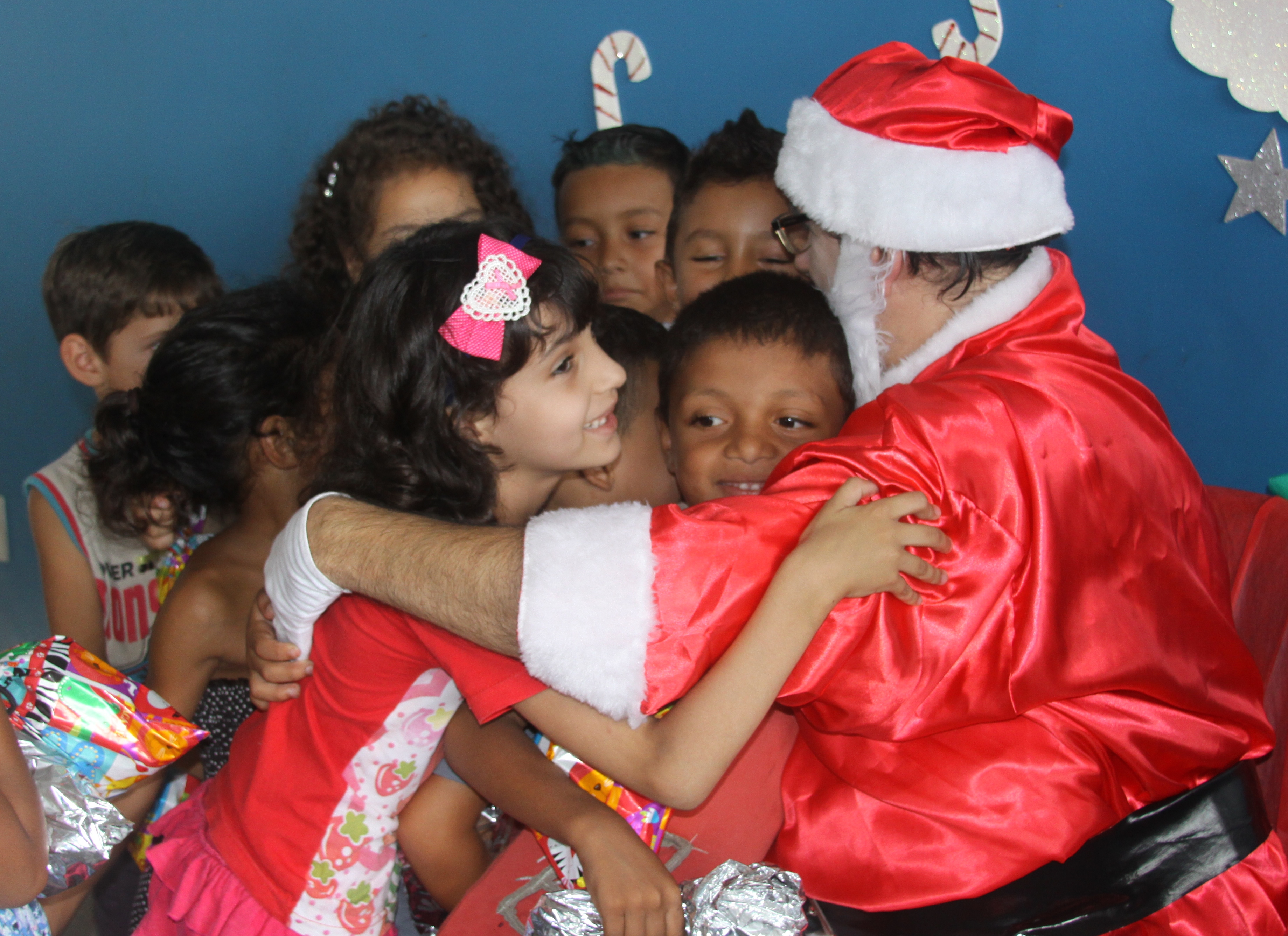 Papai Noel leva presentes aos alunos da EMEIF Joo Luiz